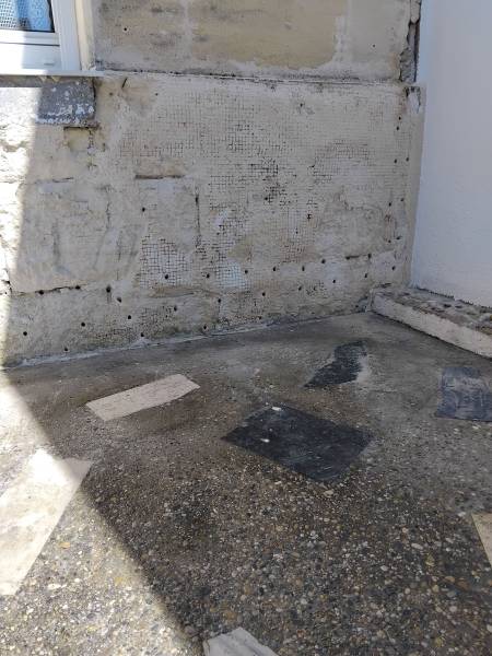 Traitement de l'humidité et des moisissures avec injection de résine sur façade de maison en Gironde