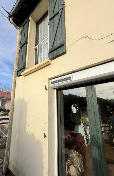 Façade avant travaux avec fissures et gonds de volets obsolètes