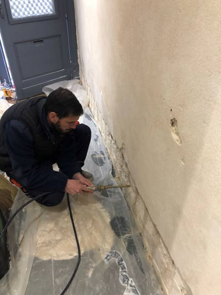 Traitement de l'humidité sur façades d'habitation en Gironde avec AQUITAINE FACADES