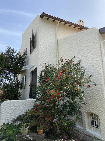 travaux de rénovation avec la pose de peintures sur les façades et les boiseries d'une maison proche de Bordeaux