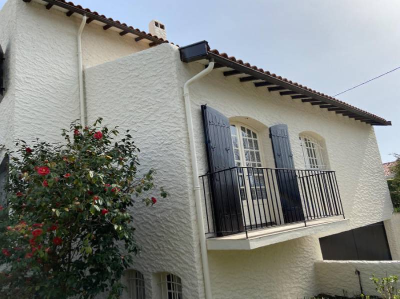 Pose de peinture extérieure de couleur blanc crème pour l'ensemble des façades à Bordeaux