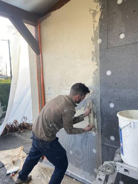 rénovation d'une façade avec une pose d'isolation par l'extérieur avec réalisation des finitions Gironde